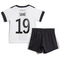 Dječji Nogometni Dres Njemačka Leroy Sane #19 Domaci SP 2022 Kratak Rukav (+ Kratke hlače)